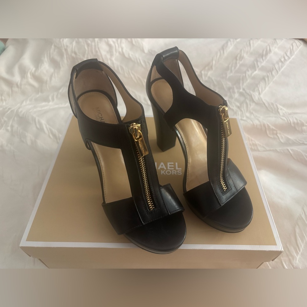 Micheal Kors Berkeley Leather Sandal Size 6.5